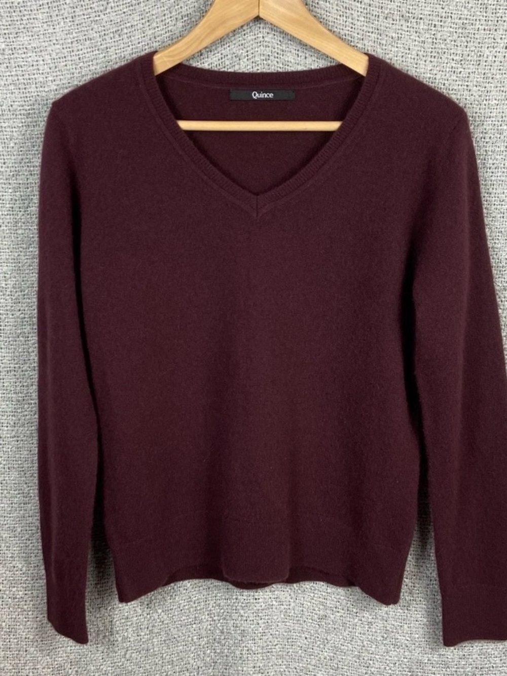 Quince 100% Cashmere Sweater Women’s V Neck Burgundy Quiet Luxury Medium - Picture 3 of 8